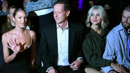 Die Models Candice Swanepoel (l) und Stefanie Giesinger (2.v.r) am Eröffnungsabend der Mercedes-Benz Fashion Week.