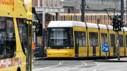 Die Berliner Straßenbahnen sollen künftig leiser um die Kurven fahren. 