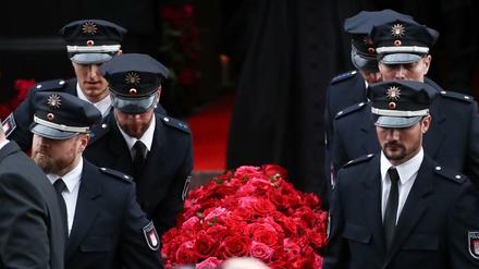 Der Sarg des Schauspielers Jan Fedder wurde mit seinen Lieblingsblumen dekoriert.