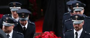 Der Sarg des Schauspielers Jan Fedder wurde mit seinen Lieblingsblumen dekoriert.