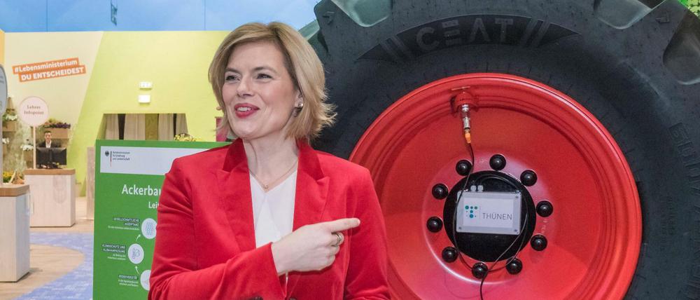 Julia Klöckner, Bundesministerin für Ernährung und Landwirtschaft, beim Hallenrundgang vor Beginn der Grünen Woche.