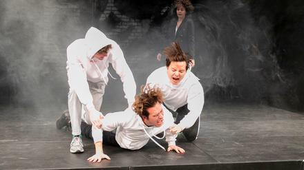 Gewalt baut eine Diktatur. Szene aus "#diewelle2020" im Grips Theater. 