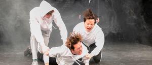 Gewalt baut eine Diktatur. Szene aus "#diewelle2020" im Grips Theater. 