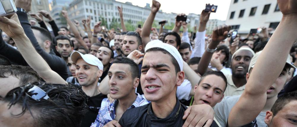 Anhänger des salafistischen Predigers Vogel in Frankfurt am Main (Archivbild von 2014)