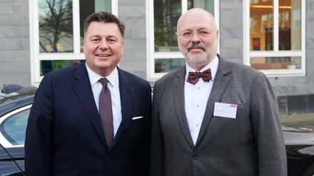 15.01.2020, Berlin: Andreas Geisel (SPD), Innensenator von Berlin, und Engelhard Mazanke, Direktor des Landesamtes, stellen sich den Fotografen vor der Eröffnung des Landesamtes für Einwanderung. Seit Anfang des Jahres hat Berlin als erstes Bundesland ein eigenständiges Landesamt für Einwanderung, das eine Schlüsselstellung für die Steuerung und Gestaltung der Einwanderung in Berlin einnehmen soll. 