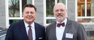15.01.2020, Berlin: Andreas Geisel (SPD), Innensenator von Berlin, und Engelhard Mazanke, Direktor des Landesamtes, stellen sich den Fotografen vor der Eröffnung des Landesamtes für Einwanderung. Seit Anfang des Jahres hat Berlin als erstes Bundesland ein eigenständiges Landesamt für Einwanderung, das eine Schlüsselstellung für die Steuerung und Gestaltung der Einwanderung in Berlin einnehmen soll. 