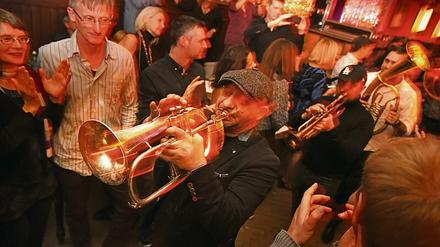 Mit Schwung. Die Band spielt weiter, in einem anderen Ballhaus.