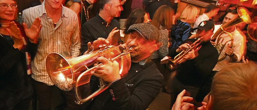Mit Schwung. Die Band spielt weiter, in einem anderen Ballhaus.