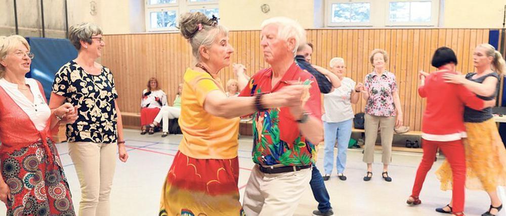 Da steppt der Berliner Bär: Volkstanzkurs in der Kurt-Schwitters-Oberschule.
