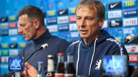 Jürgen Klinsmann (r) traut seiner Mannschaft durchaus etwas zu gegen den FC Bayern München.