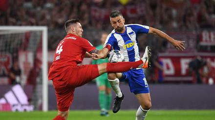 Ein Weg dran vorbei. Bereits zum Saisonstart konnten die Berliner (hier rechts Vedad Ibisevic gegen Bayerns Niklas Süle) in München einen Punkt mitnehmen.