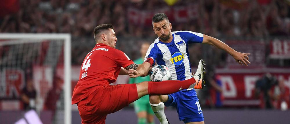 Ein Weg dran vorbei. Bereits zum Saisonstart konnten die Berliner (hier rechts Vedad Ibisevic gegen Bayerns Niklas Süle) in München einen Punkt mitnehmen.