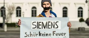 Siemens hält an dem umstrittenen Projekt in Australien fest und zieht damit den Zorn der Aktivisten auf sich.