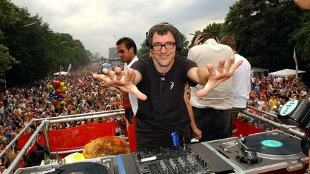 Dr. Motte bei der Loveparade 2002. Mehr als 30 Jahre nach ihrer Gründung will der DJ eine Neuauflage nach Berlin holen.