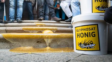 Imker Sebastian Seusing schüttet vor dem Landwirtschaftsministerium Glyphosat-belasteten Honig auf die Treppe. Ende April stellte das betroffene Imkerpaar Seusing erstmals fest, dass es an einem ihrer Bienenstandorte zu einer schweren Kontamination mit Glyphosat durch ein Nachbarfeld gekommen ist.