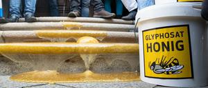 Imker Sebastian Seusing schüttet vor dem Landwirtschaftsministerium Glyphosat-belasteten Honig auf die Treppe. Ende April stellte das betroffene Imkerpaar Seusing erstmals fest, dass es an einem ihrer Bienenstandorte zu einer schweren Kontamination mit Glyphosat durch ein Nachbarfeld gekommen ist.