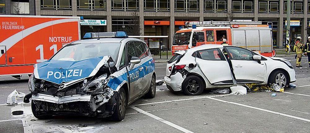 Tödlicher Unfall. In dem Kleinwagen starb eine 21-Jährige.