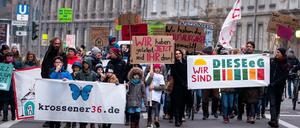 Im November protestierten 100 Menschen für die Ausübung des Vorkaufsrechts durch „Diese eG“.