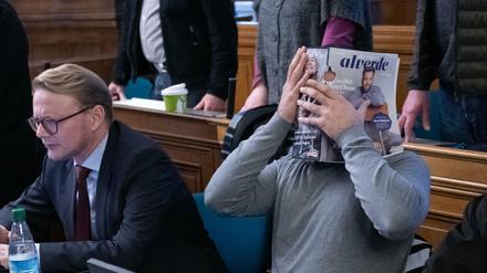 Der angeklagte Ahmed R. saß zum Prozessauftakt im Januar 2019 neben seinen Anwälten. 
