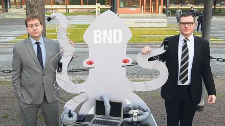Datenkrake BND – Christian Mihr (links) von Reporter ohne Grenzen und Ulf Buermeyer von der Gesellschaft für Freiheitsrechte klagen in Karlsruhe. 