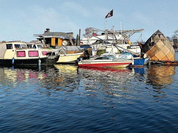 Der Hausboot-Verband Neu-Lummerland auf dem Rummelsburger See.