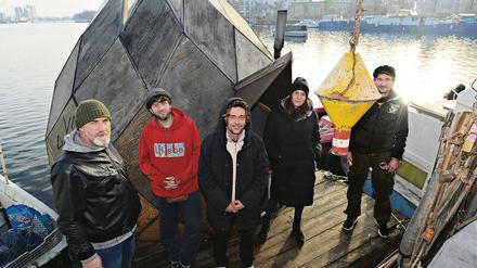 Teile der Besatzung von Neu-Lummerland auf ihrem Bootsverband.