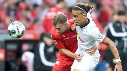 Festhalten, bitte! Im Hinspiel hatten die Berliner um Marvin Friedrich (links) dem Tempo der Leipziger (Yussuf Poulsen) nicht viel entgegenzusetzen.