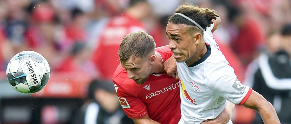 Festhalten, bitte! Im Hinspiel hatten die Berliner um Marvin Friedrich (links) dem Tempo der Leipziger (Yussuf Poulsen) nicht viel entgegenzusetzen.