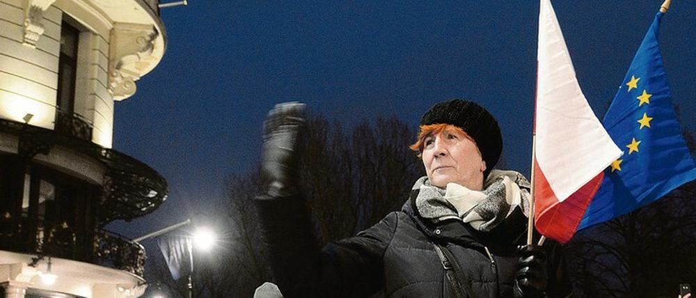 Demonstranten in Warschau fordern des Stopp der von der rechtskonservativen Regierung geplanten Jusitzreform. 
