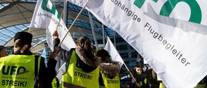 Flugbegleiter der Unabhängigen Flugbegleiter Organisation UFO bei einem Streik zu einer Kundgebung vor dem Terminal am Münchner Flughafen.
