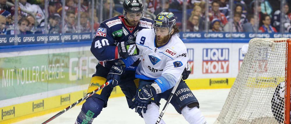 Maxim Lapierre (l.) eröffnete den Torreigen gegen Ingolstadt.
