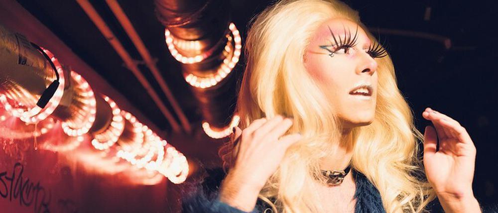 ukMorgan Wood veranstaltet die monatliche „Drag Show for Busy People“ in der Neuköllner Kneipe „Tristeza“.