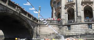 Mit Spreewasser getauft. Beim „Berliner Flussbad Pokal“ warfen sich tapfere Schwimmerinnen und Schwimmer bereits mehrfach an der Museumsinsel in die nicht ganz sauberen Fluten – und warben damit auch für die Idee einer Badeanstalt am Spreeufer in der historischen Mitte der Stadt. 