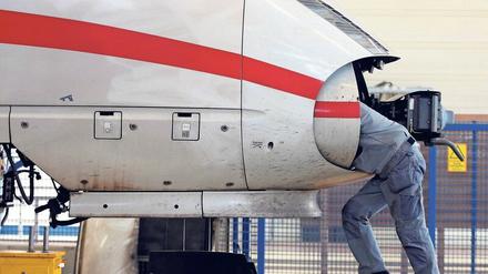 Ein Bahn-Ingenieur überprüft die Elektronik. W-Lan gibt es bisher nur in ICEs flächendeckend.