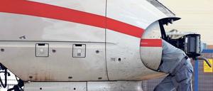 Ein Bahn-Ingenieur überprüft die Elektronik. W-Lan gibt es bisher nur in ICEs flächendeckend.