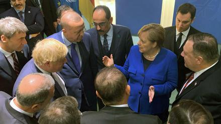 Bundeskanzlerin Angela Merkel spricht mit Recep Tayyip Erdogan, Boris Johnson und Mike Pompeo während der Libyen-Konferenz am 19.01.2020 in Berlin.