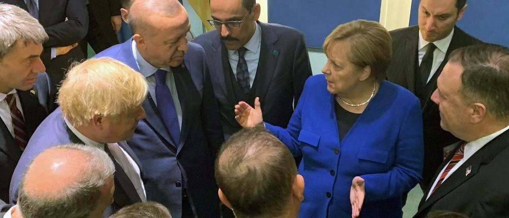 Bundeskanzlerin Angela Merkel spricht mit Recep Tayyip Erdogan, Boris Johnson und Mike Pompeo während der Libyen-Konferenz am 19.01.2020 in Berlin.