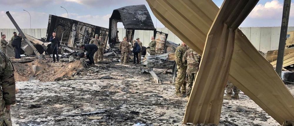 US-Soldaten und Journalisten inspizieren die Trümmer auf dem US-Stützpunkt Al Asad. 