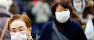 In Tokio tragen Fußgänger häufig Schutzmasken, um sich vor Infektionen zu schützen - unabhängig davon, dass nun ein Patient ein neuartiges Virus aus China nach Japan eingeschleppt hat.