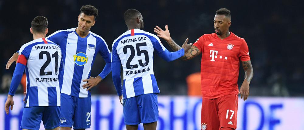 Abklatschen nach der Klatsche. Herthas Spieler konnte am Sonntag nicht mithalten mit den Bayern.