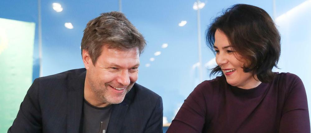 Gute Laune: Die Grünen-Chefs Annalena Baerbock und Robert Habeck.
