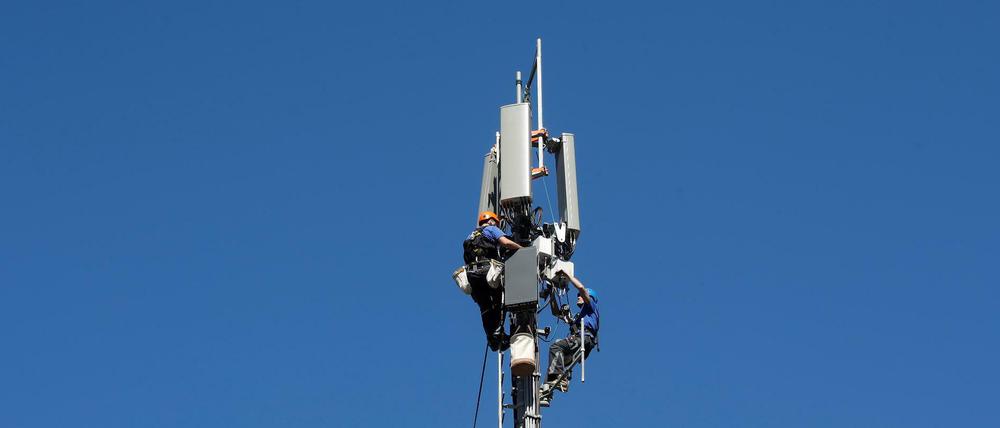 Techniker an einem Funkmast