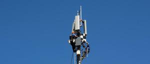 Techniker an einem Funkmast 