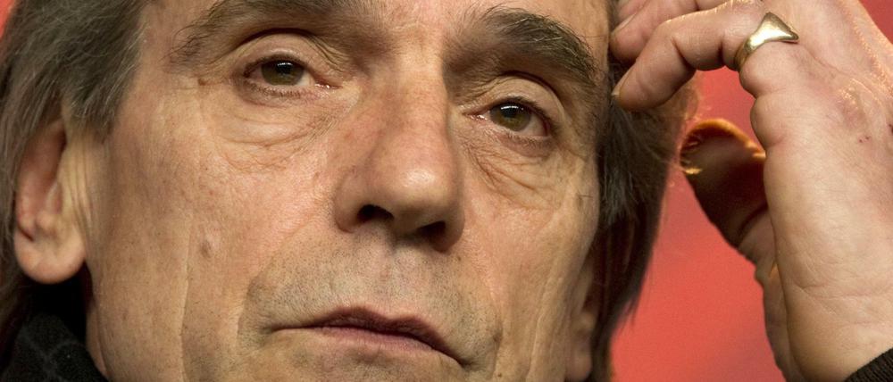 Jeremy Irons hat sich für seine Ansichten über die sexuelle Belästigung von Frauen später entschuldigt.