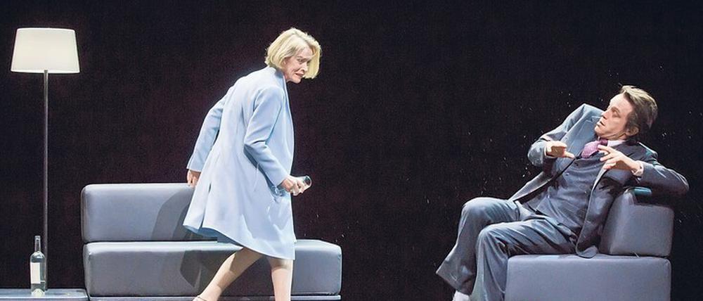 Zimmerschlacht. Judith Engel und August Diehl als Finidoris in Yasmina Rezas dramatischen Paarungen. 