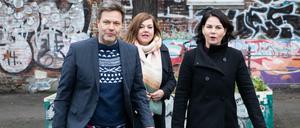 Robert Habeck (l-r), Katharina Fegebank und Annalena Baerbock nach dem Beginn der Jahresauftakt-Klausur des Grünen-Bundesvorstands in St. Pauli.