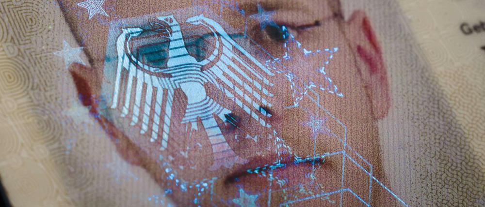 Auf dem Biometrischen Passfoto eines Personalausweises spiegelt sich ein Bundesadler als Hologramm. Berlin, 20.01.2015. Berlin Deutschland PUBLICATIONxINxGERxSUIxAUTxONLY Copyright: xThomasxTrutschelx