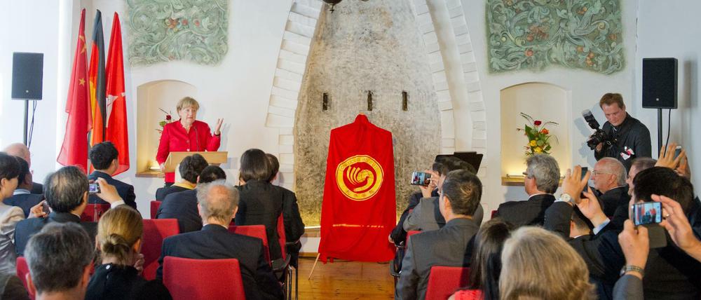 In Deutschland gibt es in knapp 20 Städten Konfuzius-Institute - hier Angela Merkel bei der Eröffnung des Hauses in Stralsund im Jahr 2016.