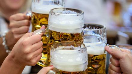 Prost. Bier in Maßkrügen.