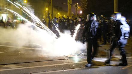 Die Skandalnacht: Polizisten räumen eine Kreuzung im Stadtteil Connewitz.